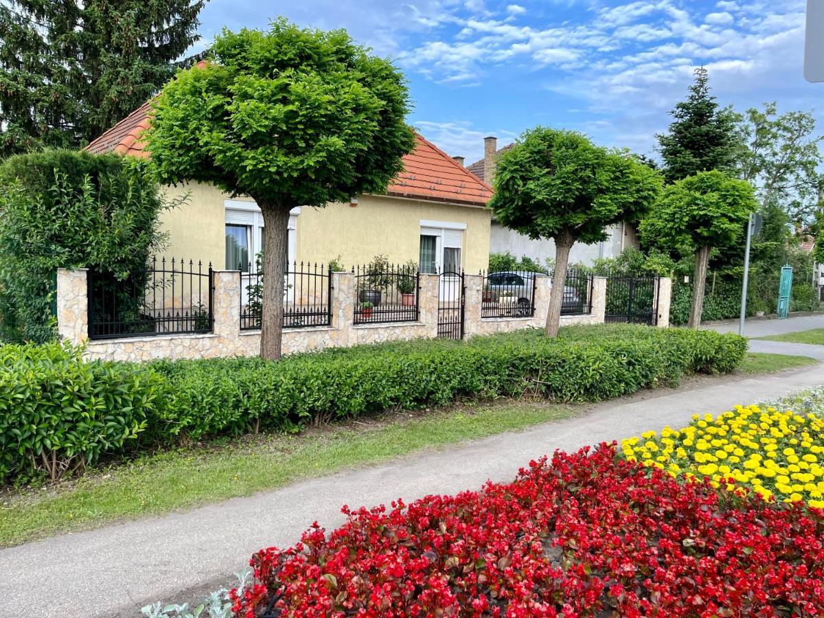 Budapest Airport Smiley House Gyal ภายนอก รูปภาพ